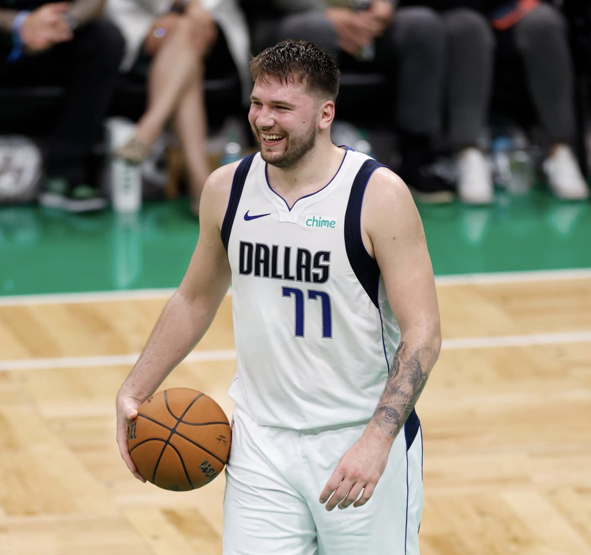 雷速-东契奇连续二十场比赛得分超过表现优异，勇士不断突破！再创辉煌时刻(东契奇是nba唯一白人得分王)