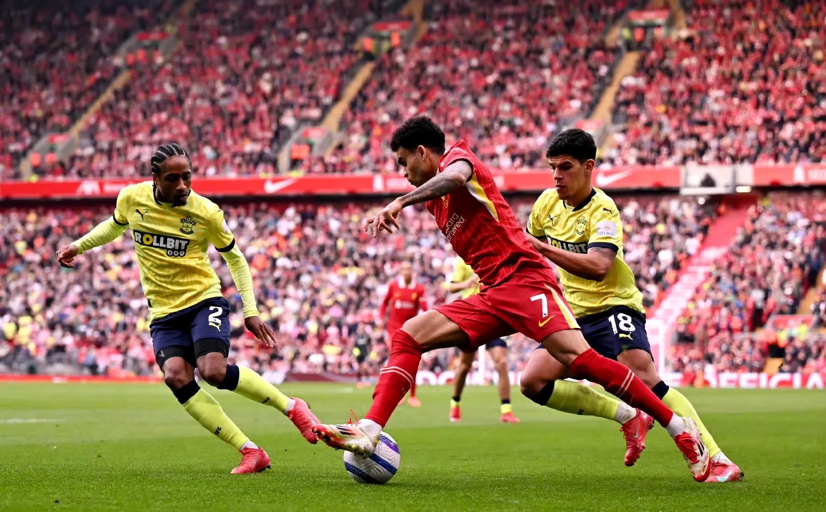 包含萨拉赫意外战胜巴黎圣日耳曼，晋级下一阶段引爆全场！比赛高潮迭起的词条