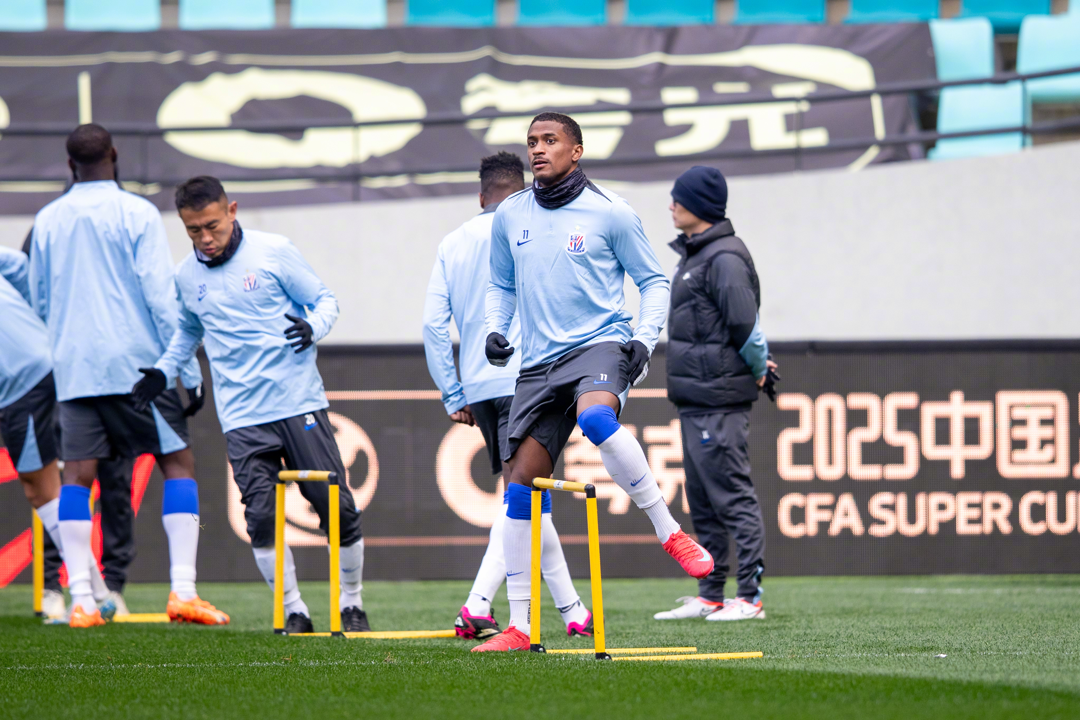 关于上海申花训练开放日，窗口期完成体检引欢呼，意大利杯在即，赛季目标并未改变的信息