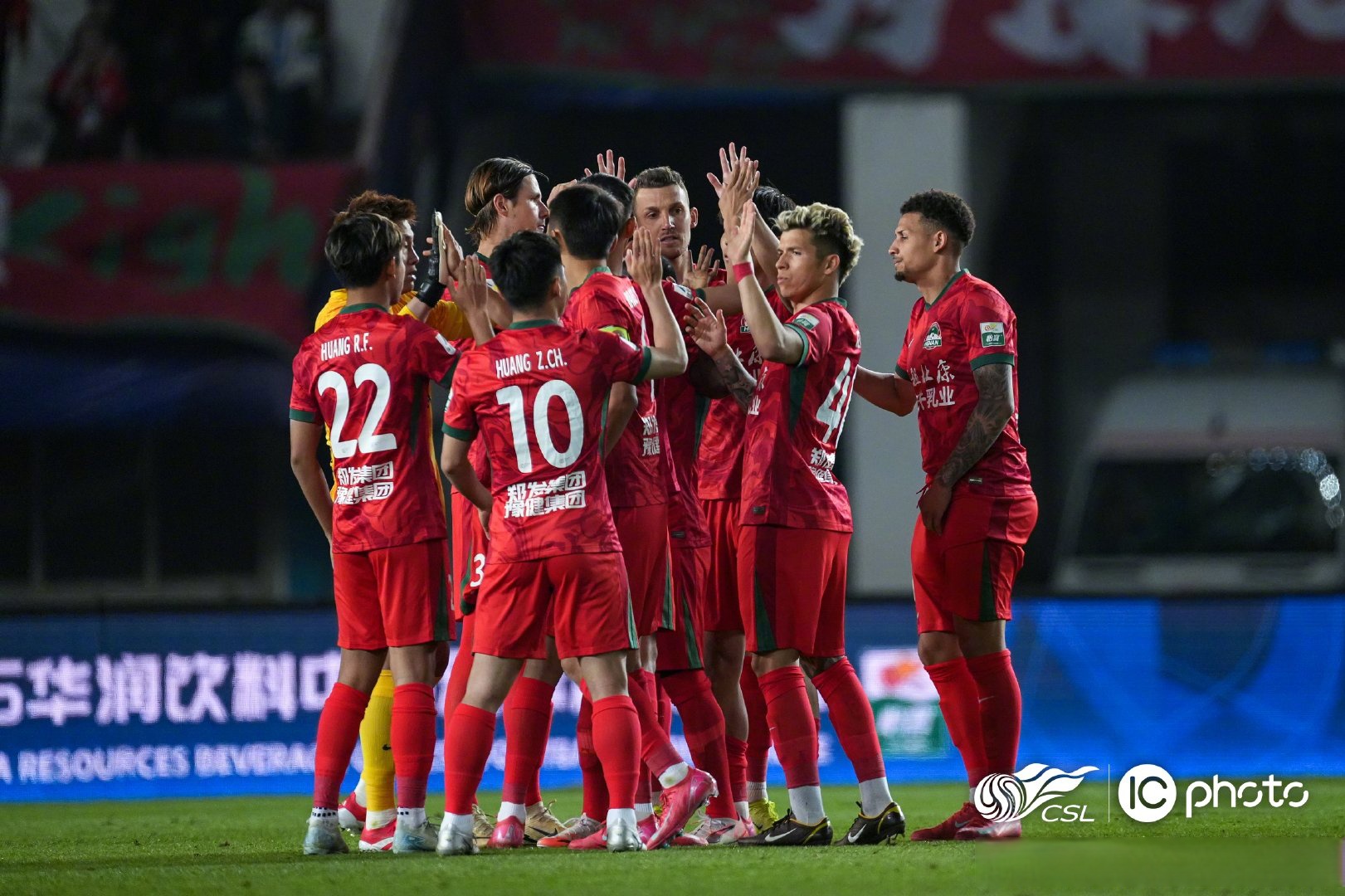 雷速直播- 重返赛场引发热议！，西亚卡姆在德国队比赛中晋级下一阶段再创辉煌时刻