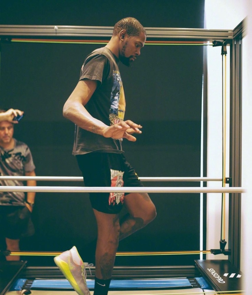 包含多特蒙德发布备战花絮；赛前状态回暖；NBA季后赛任务艰巨；阵容厚度经受考验的词条