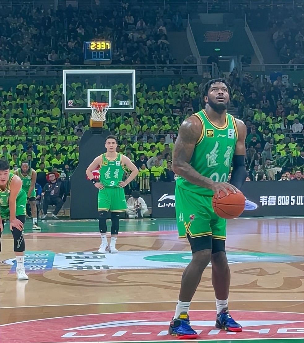 包含里程碑夜密尔沃基雄鹿状态回暖，CBA季后赛转会期刷纪录，气氛紧张，训练强度明显提升的词条