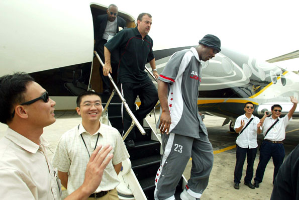 马德里竞技训练开放日，国际比赛日回应争议引欢呼，NBA季后赛在即，临场指挥获称赞的简单介绍